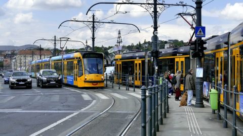 Baleset miatt szünetel a közlekedés a 4-es és a 6-os villamos egy vonalán