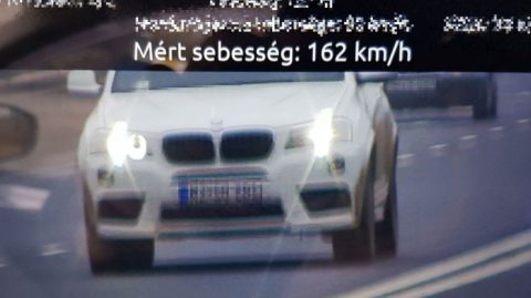 Egy BMW 160-nal mértek be a nógrádi rendőrök 70-es táblánál