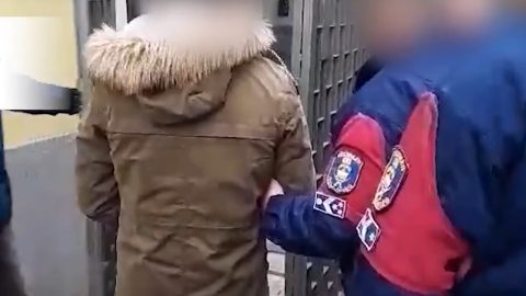 Letöltendőt kértek a volt fegyőrre, aki nyugtatót csempészett be a börtönben lévő haverjának