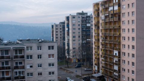 Lezuhant a panelház tetejéről egy munkás Miskolcon