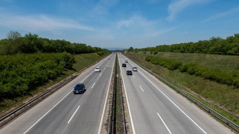 Új KRESZ-tervezet: mobiltiltás jöhet a gyalogosoknak, megemelhetik a sebességhatárt az autópályák egyes szakaszain