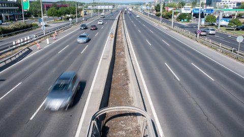 Megnyitnák az autósok előtt a leállósávokat