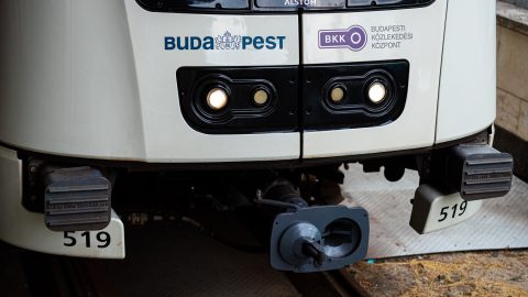 Pótlóbuszok járnak az M2-es metró egy részén, hogy kiderüljön, mi okozza a gázszagot