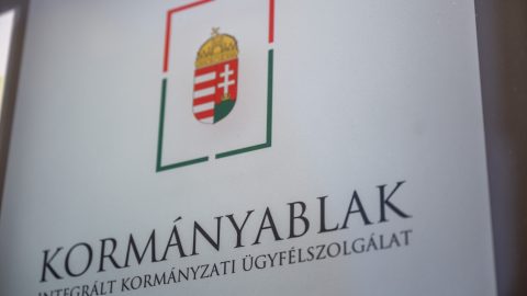 HVG: csak képeslapot adhattak karácsonyi ajándékként a kormányzati szervek partnereinek