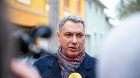 Tízezer forintot fizet Lázár Jánosnak a hódmezővásárhelyi nyugdíjas, akit becsületsértésért perelt a miniszter