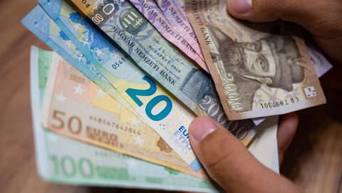 Gyengült a forint hétfő reggel