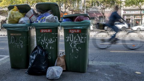 A vásárlók szeme láttára vitték vissza az utcán hagyott szemetet egy ruhaboltba Terézvárosban