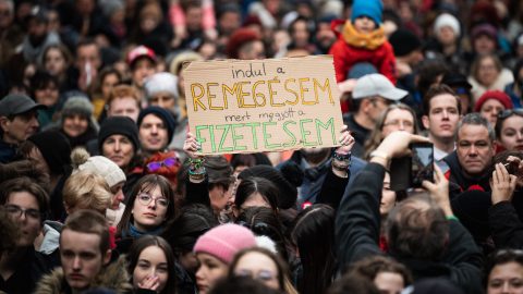 Tanáronként 5 millió forinttal támogatja a pedagógus-béremelést az EU