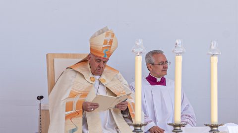 Továbbra is válságos Ferenc pápa állapota, de enyhe javulást mutat
