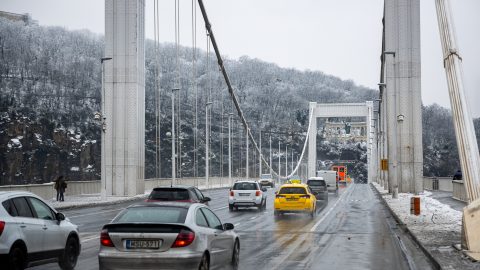 Felborult egy autó az Erzsébet hídon
