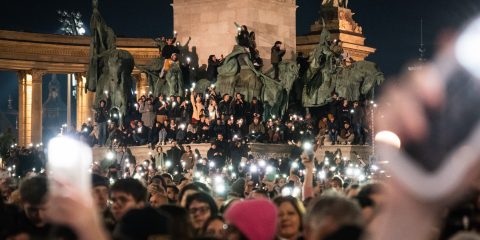 Már nyolc rászoruló fiatal jutott lakáshoz az influenszertüntetés adományaiból