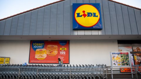 Harmincféle tejtermék árát csökkenti a Lidl, miután Nagy Márton belengette az újabb árstopokat
