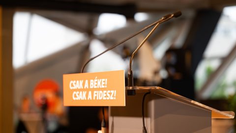 „Sündörgő, dörgölődző fajta, Weber-csicska, nincs becsülete” – reagált a Fidesz a Tisza kongresszusára