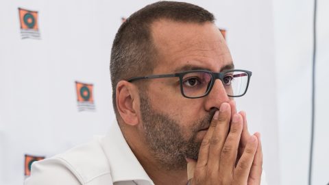 Visszavonta az ÁVO-s bőrkabát miatti keresetét a Szuverenitásvédelmi Hivatal vezetője, aki így tovább titkolózhat, miért fizette őt egy sörös szervezet
