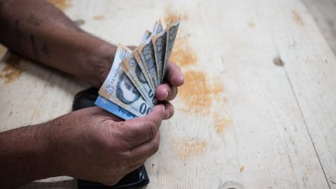 Pénz áll a házhoz a családoknál ma – december óta várhattak rá