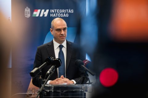 Újabb bűncselekménnyel gyanúsítják az Integritás Hatóság elnökét, a KNYF szerint Bíró egy családi ismerőst is felvett fél évre 12 millióért