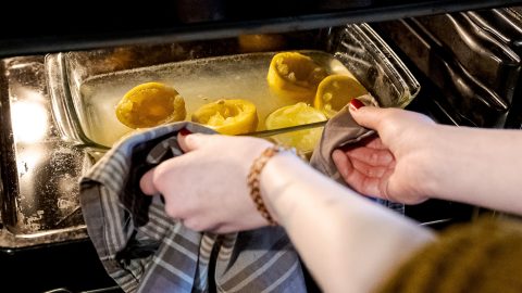 Nagyon fontos! Semmi sem történik, ha beteszünk egy citromot a sütőbe