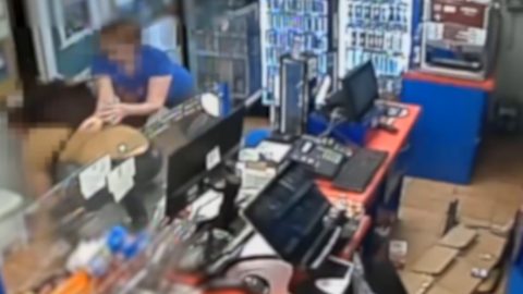 Megharapta a rablót, majd alaposan el is bánt vele egy trafikosnő Pécsett – videó