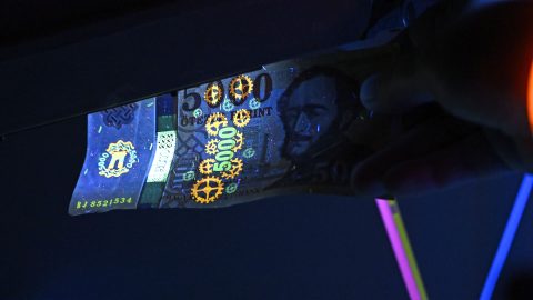 Erősödött a forint reggel