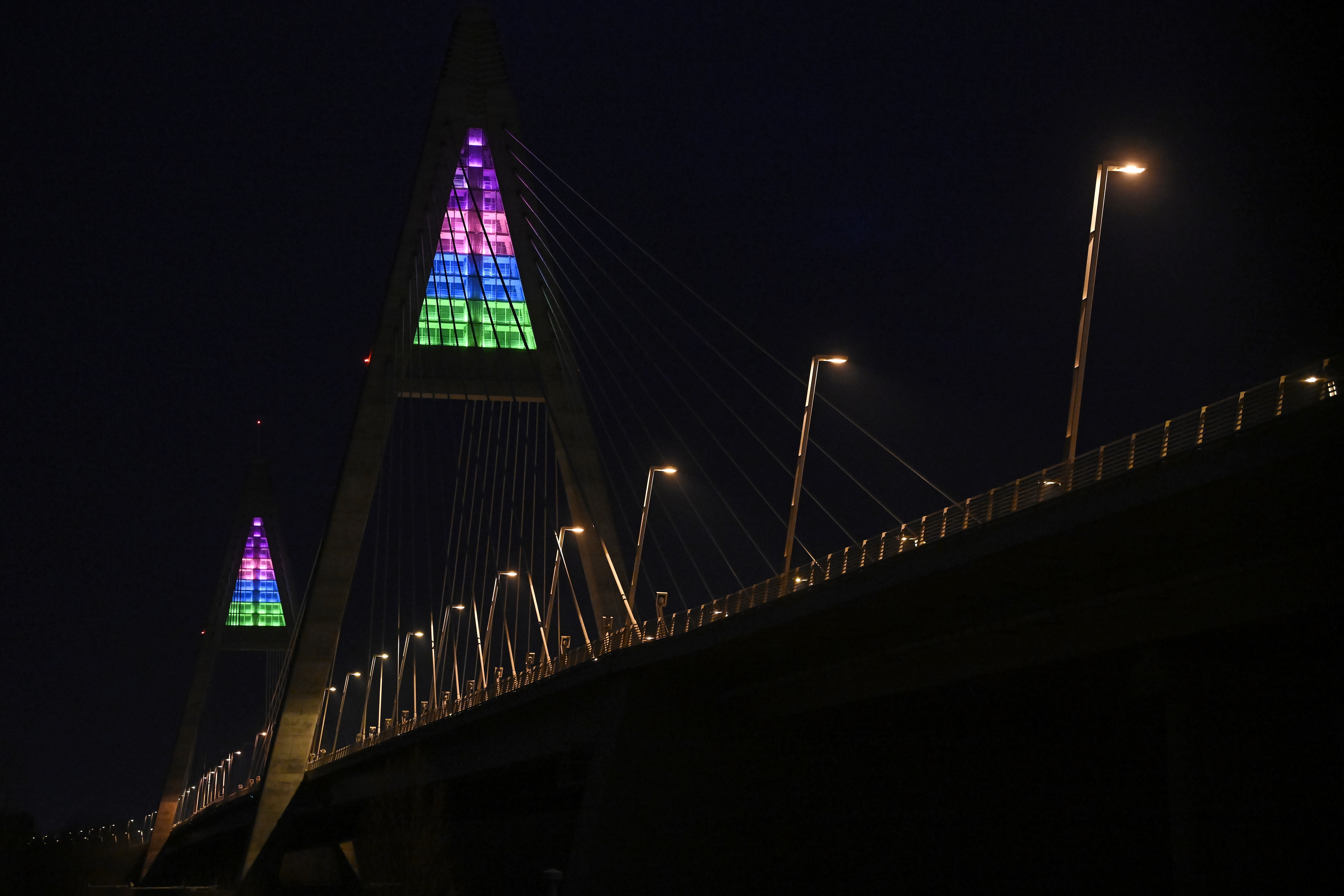Egy hétre színes díszkivilágítást kapott a Megyeri híd, a ritka betegségekre hívja fel a figyelmet 1