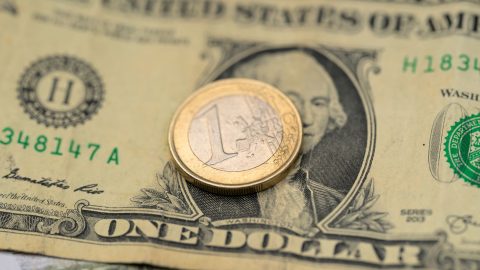 Kéthavi csúcson a forint az euróval szemben, gyengül a dollár Trump vámháborúi miatt