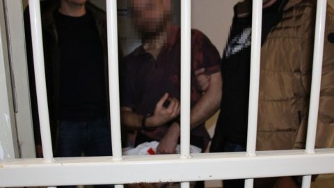 Elvágott torok, felgyújtott ház, sperma a tévén – két idős asszony brutális meggyilkolásával vádolnak egy 26 éves encsencsi férfit