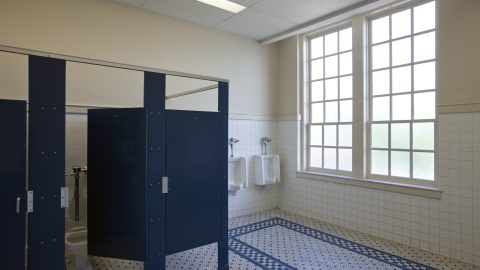Fejbe lőtt katonát találtak a laktanya vécéjében Léván