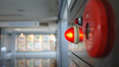 Tüzet okozott a kollégiumban egy kínai diák, aki a korán hazatérő szobatársa elől próbálta elrejteni a guminőjét