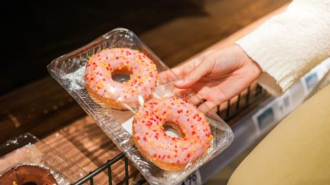 Lecsuktak egy hajléktalant, aki fizetés nélkül evett az áruházakban