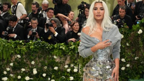 Egy horrorfilmben is megállta volna a helyét a látvány, ahogyan Kim Kardashian háta kinézett a tavalyi Met-gálás ruhája levétele után