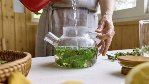 Rendkívül hatásos, de melléhatásokkal is járhat a citromfű tea fogyasztása