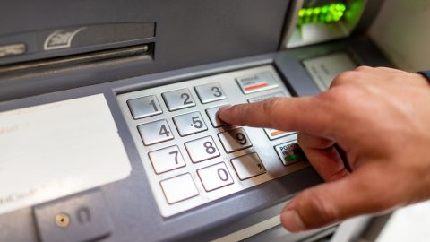 Mi történik, ha fordítva írjuk be a PIN-kódot a bankautomatába?