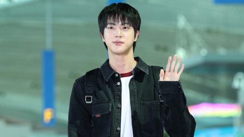 Eljárást indított a dél-koreai rendőrség a japán nő ellen, aki megcsókolta a BTS egyik tagját