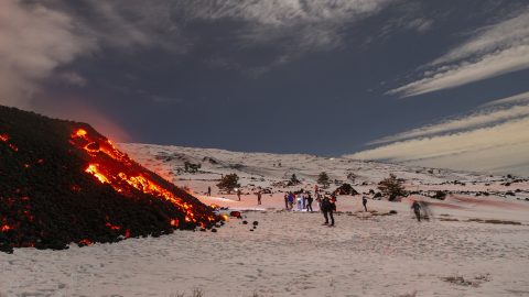 A turisták miatt nem férnek el a profik és a mentőcsapatok a fortyogó Etnán