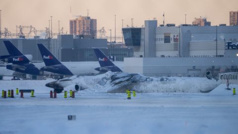 Videón, ahogy felborul a Delta Airlines 80 embert szállító repülőgépe