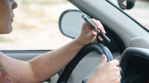 Kis híján a kocsijában égett az a nő, akinek vezetés közben robbant fel az elektromos cigije Alabamában