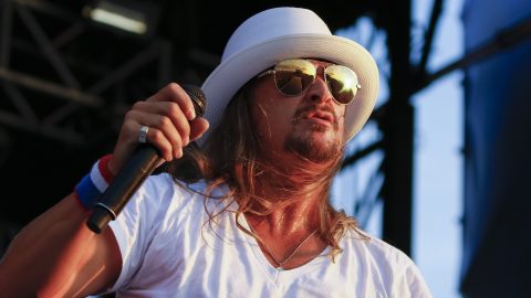 „Ha nem fogtok tapsolni, lelépek! Tudjátok mit?! Basszátok meg!” – mondta Kid Rock legutóbbi fellépésén, majd leviharzott a színpadról