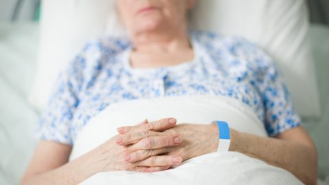 Legalább tíz évet kértek a kőbányai férfire, aki végignézte, hogyan sorvad el az ágyhoz kötött anyja