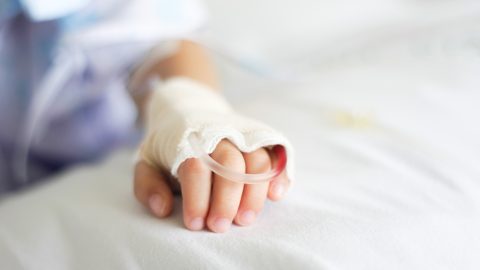 Testvére cukkolására forró vízbe ugrott egy ötéves borsodi kisfiú, intenzívre vitték