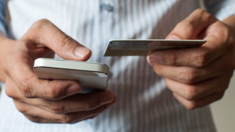 Milliókat csalt ki egy férfitől nem létező barátnője
