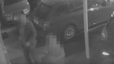 Fegyvert tartott a budapesti luxusautó-kereskedő fejéhez, hogy megszerezze bevételt, de ez nem az ő napja volt