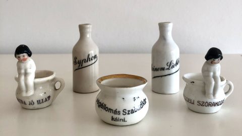 A reggeli vécézéssel viccelődő miniatűr tárgyak árasztották el száz éve az országot
