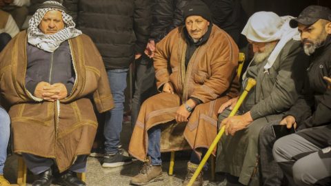 Izrael buszra terelt 620 palesztin foglyot, 13 órán át ültette őket, majd mindüket visszakísérte a cellákba