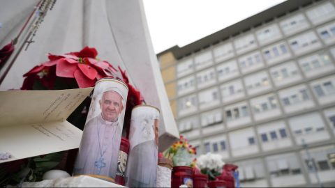 Továbbra is kritikus Ferenc pápa állapota, vérátömlesztést is kapott