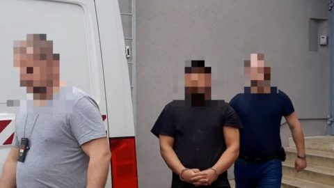 Tagadta az ajtót nyitó nő a veszekedést, de amikor elkülönítették párjától, elmondta a rendőröknek, miket művel vele a párja