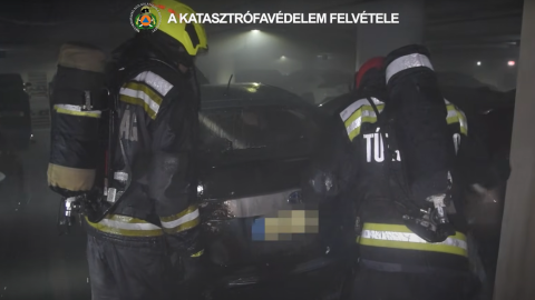 Kigyulladt egy autó egy budapesti mélygarázsban – videó
