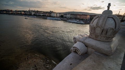 Megint letörtek a Margit hídról kőkereszteket