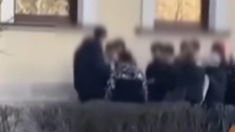 Csendes demonstrációt tartottak Kisvárdán, miután többen megaláztak egy 14 éves gyereket