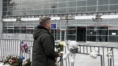 Magyar Péter virágot vitt az újvidéki vasútállomásnál történt tragédia helyszínére