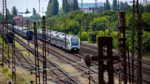 Közlekedéstörténeti pillanat: szombattól 160-nal száguldanak a vonatok Százhalombatta és Pusztaszabolcs között